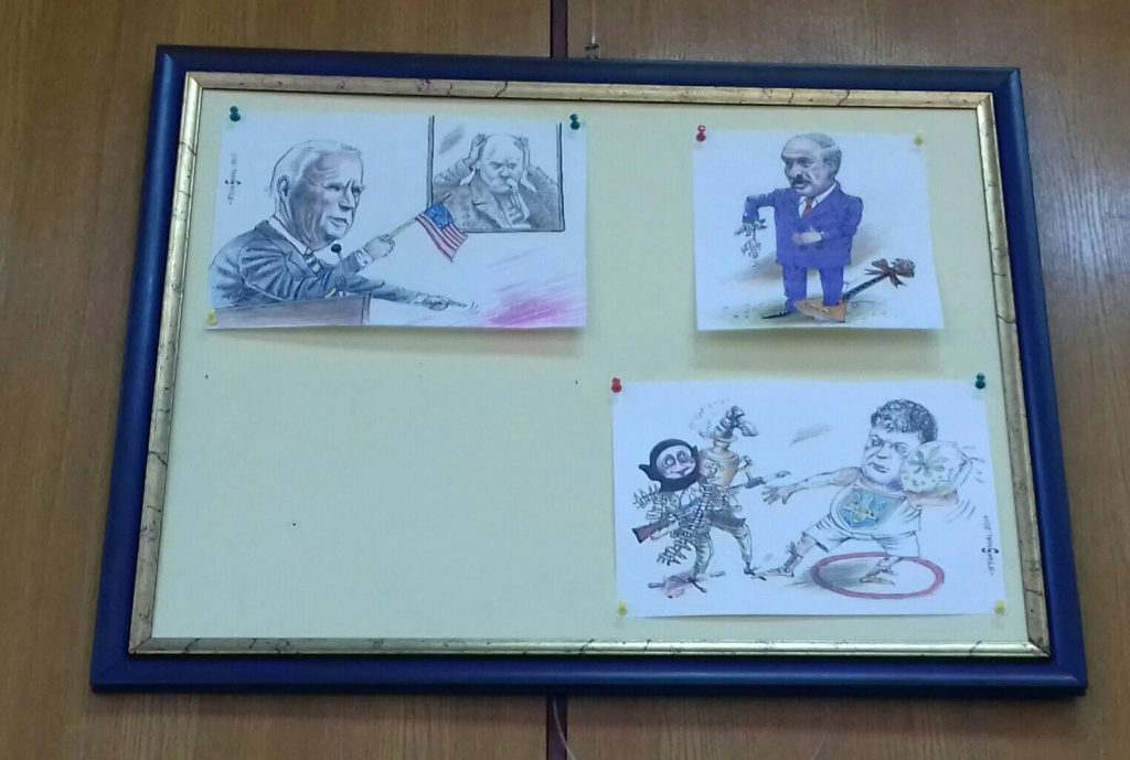 В Киеве с выставки карикатур убрали рисунки с изображением Зеленского (фото)