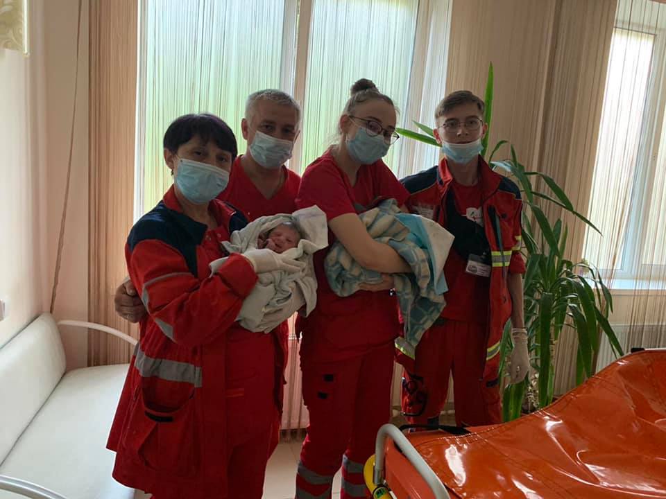 Харьковские медики «скорой» приняли роды на дому