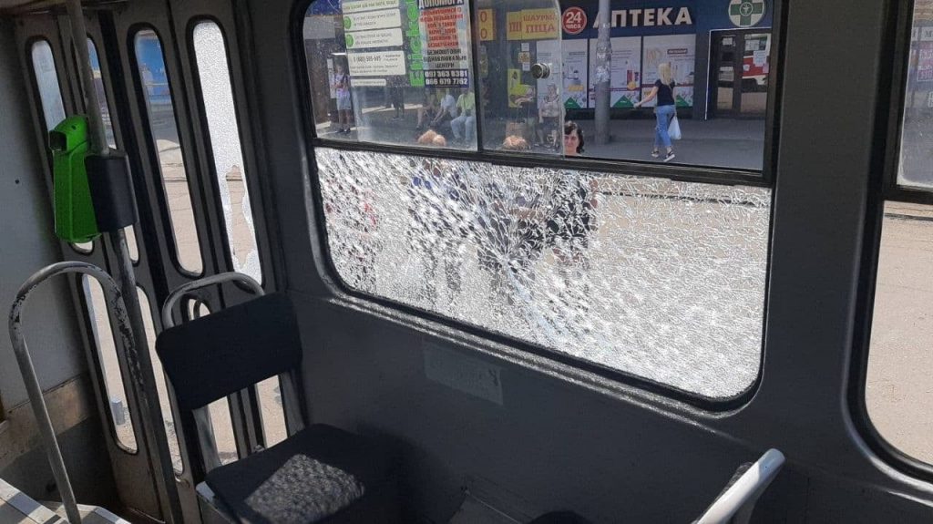 Подростки в Харькове стреляли из «травмата» по трамваю (фото)