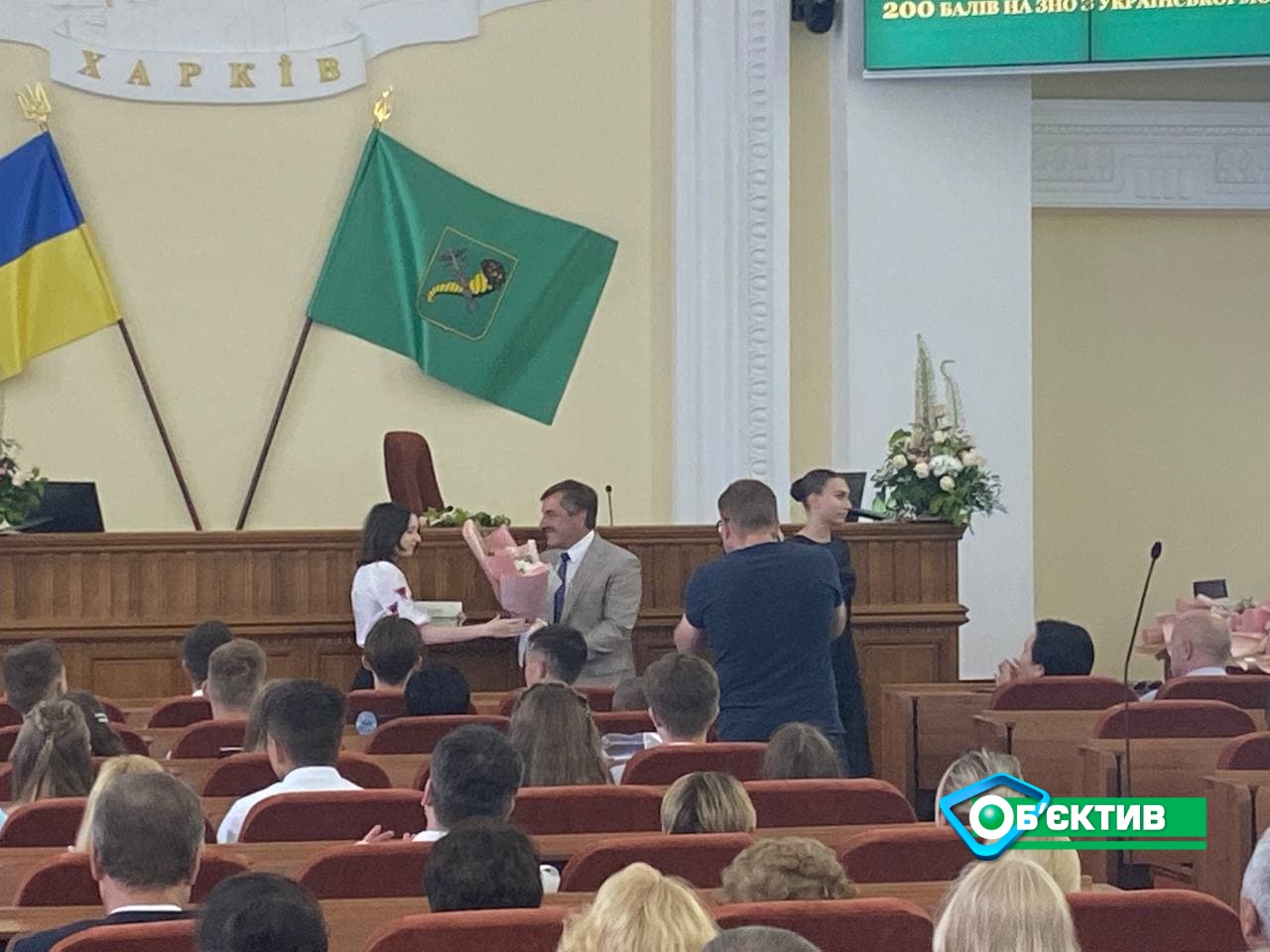 Харьковские выпускники, получившие наивысший балл на ВНО в 2021 году, получили награды горсовета
