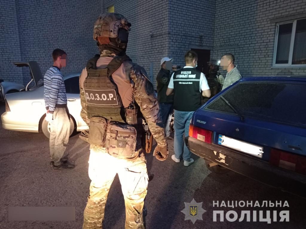 В Харькове задержали украинца при попытке дать взятку пограничнику (фоторепортаж)