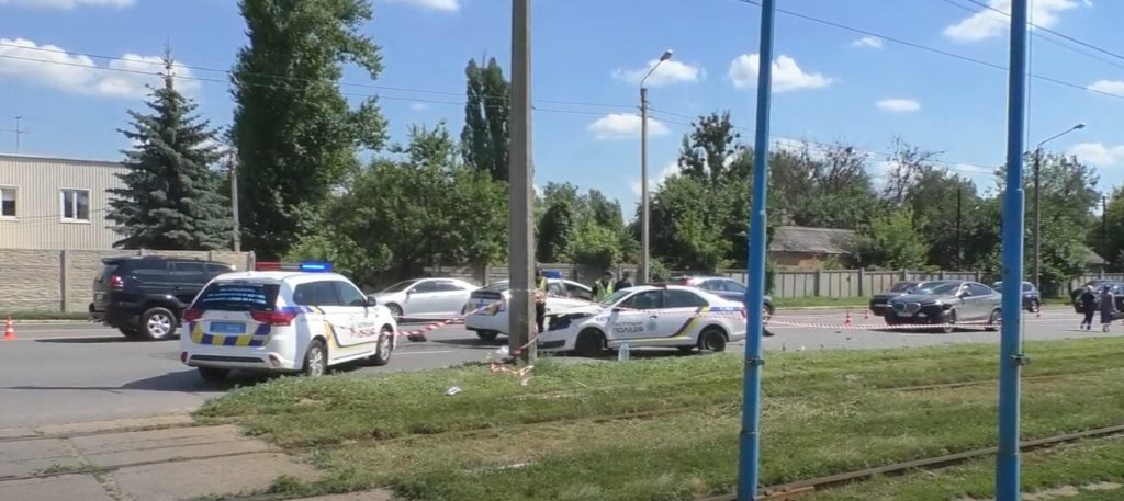 У Харкові не поділили дорогу поліцейська Skoda та BMW: що кажуть учасники ДТП (відео)