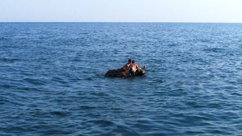В Кирилловке двух харьковчан унесло в море на матрасе