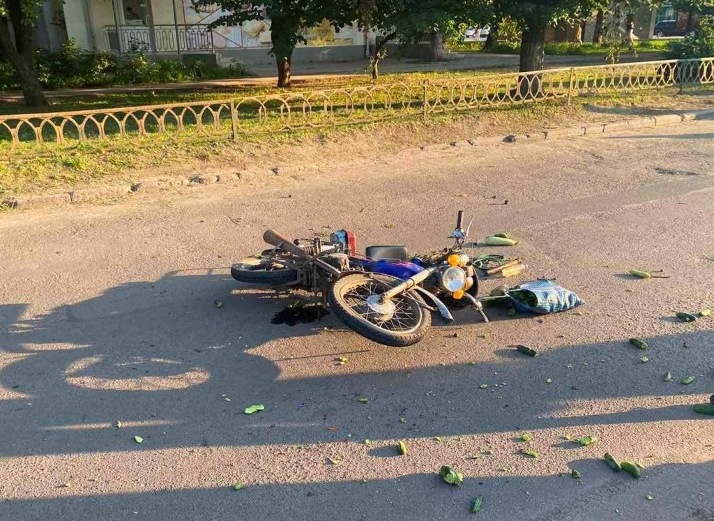 Водитель сбил мотоциклиста-пенсионера, сбежал, но попал в новую аварию (фото)