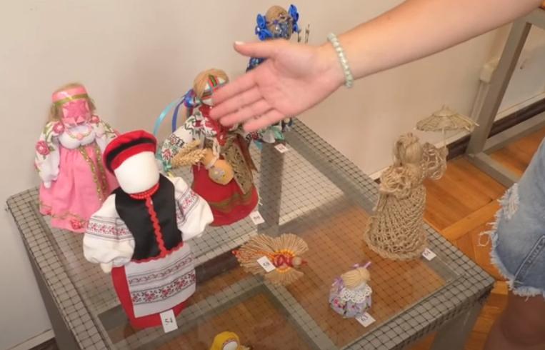 Ляльки-мотанки, глиняні свищики та інші дрібнички: у Харкові проходить виставка сувенірів (відео)