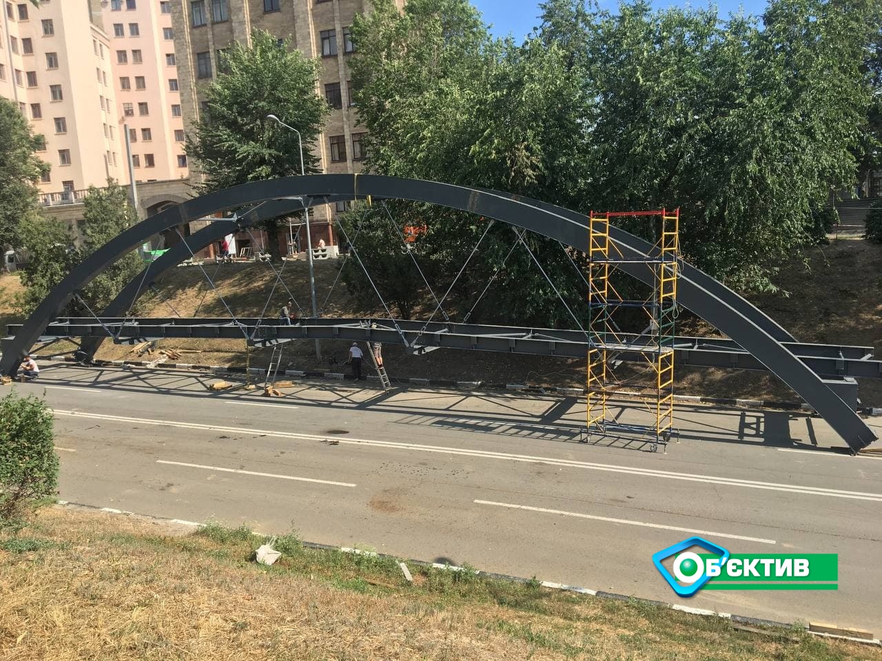 Продолжается реконструкция реконструкцией моста через Клочковский спуск