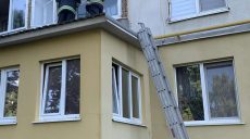 Харьковские спасатели помогли медикам попасть в квартиру к парализованной женщине (фото)