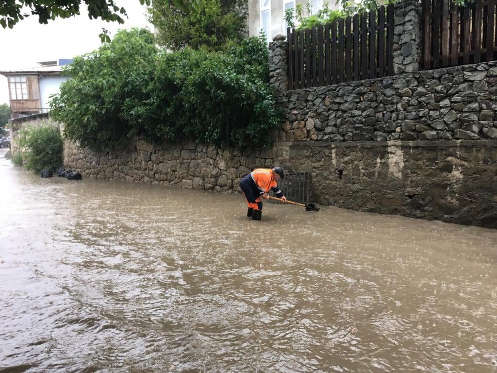 В Крыму из-за сильных ливней снова подтопило Ялту (фото, видео)