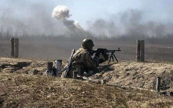 Во время обстрела в зоне ООС украинский военный получил проникающие осколочное ранение