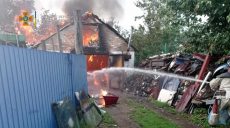 Под Харьковом во время сварочных работ загорелся гараж. Сгорел Mercedes (фото)