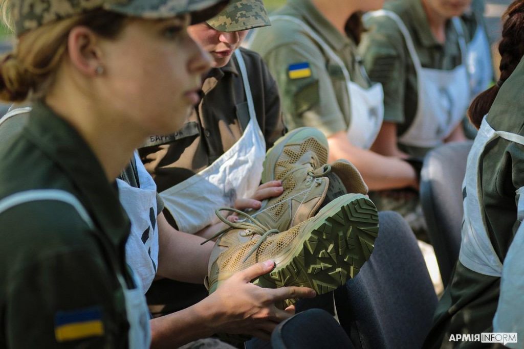 Пройти парад на каблуках: женщинам-военнослужащим поменяли стандарт обуви (фото)