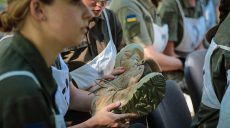 Пройти парад на каблуках: женщинам-военнослужащим поменяли стандарт обуви (фото)