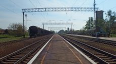 На несколько часов задерживаются поезда в направлении Харькова: на путях поезд столкнулся с трейлером