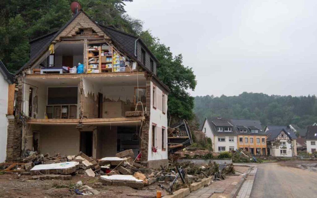 Наводнения в Европе унесли жизни около 200 человек: под водой Германия, Бельгия и Австрия (фото, видео)