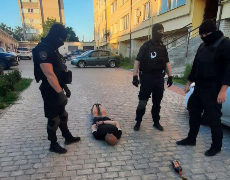 На Харьковщине разоблачили преступную группировку, которая торговала наркотиками (фото)