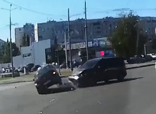 В Харькове легковушка и микроавтобус не поделили перекресток: Peugeot опрокинулся на крышу (видео)