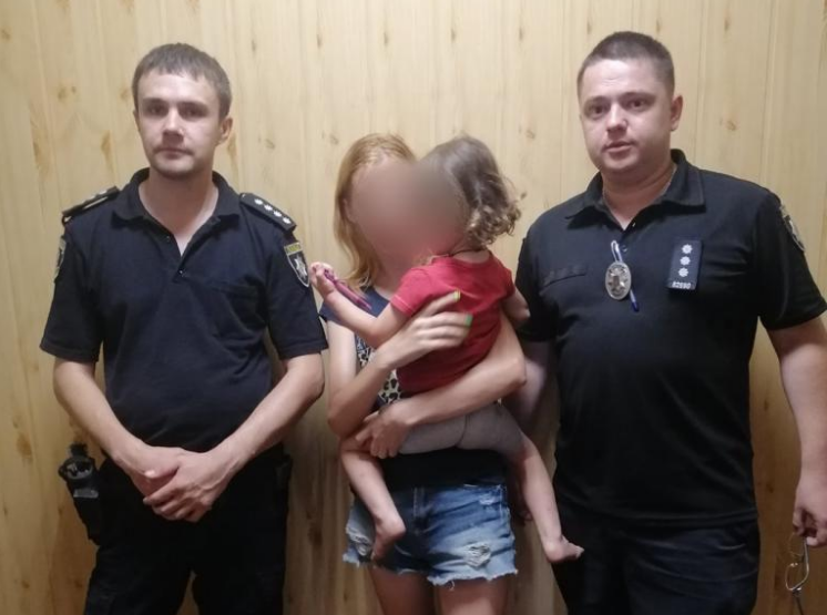 В Харьковском районе 2-летняя девочка бродила по улице без сопровождения родителей - фото 2