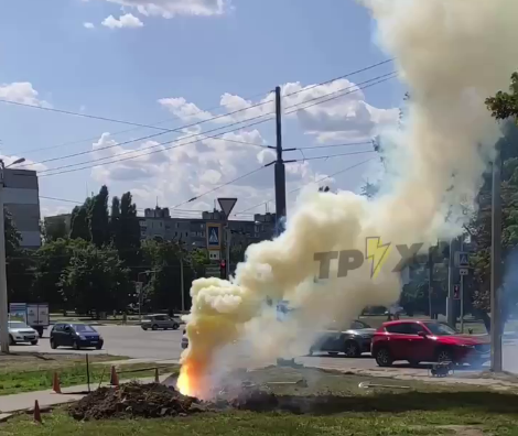 В одном из спальных районов Харькова из-под земли бьет огонь (видео)