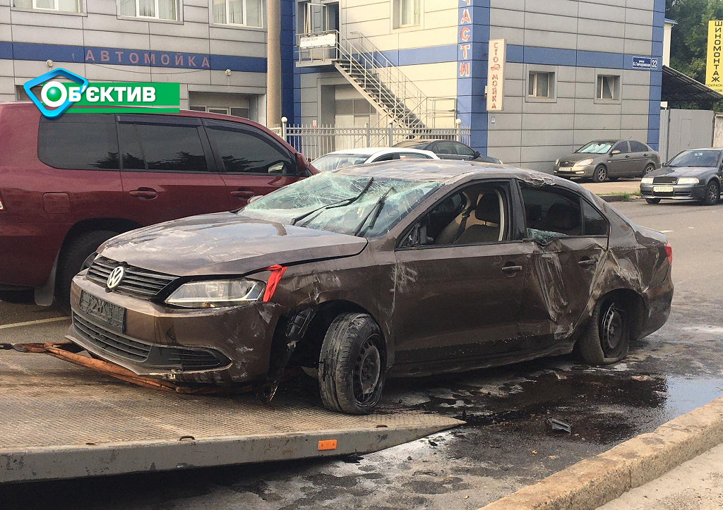 В Харькове машина перевернулась на крышу и пролетела несколько десятков метров (фото, видео)