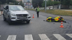 В Харькове столкнулись Mercedes и мотоцикл: пострадавших увезла «скорая»