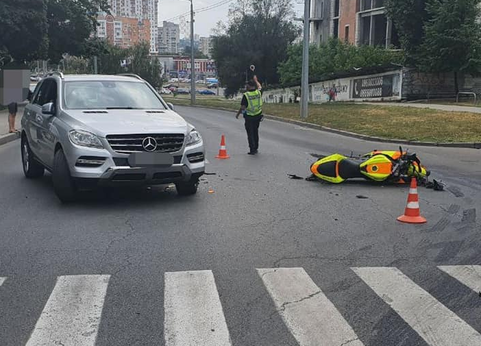 В Харькове столкнулись Mercedes и мотоцикл: пострадавших увезла «скорая»