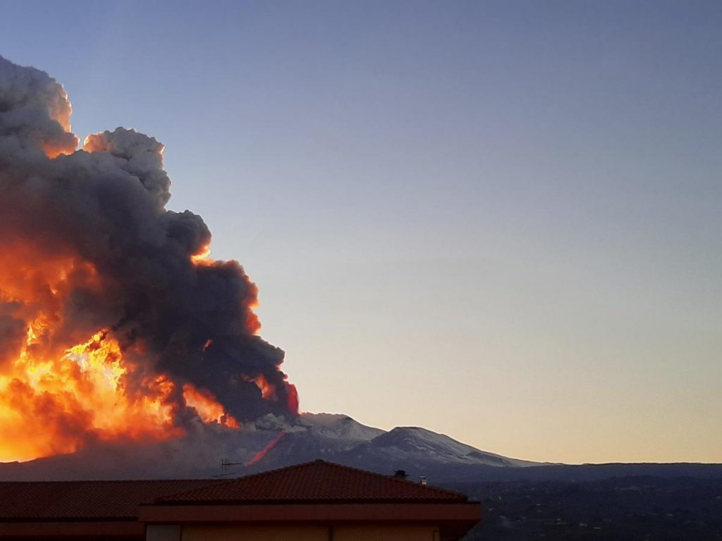 Этна «проснулась» и выбросила столб из дыма и огня на высоту около 6 км (видео)