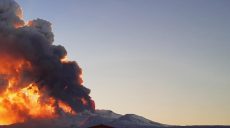 Этна «проснулась» и выбросила столб из дыма и огня на высоту около 6 км (видео)
