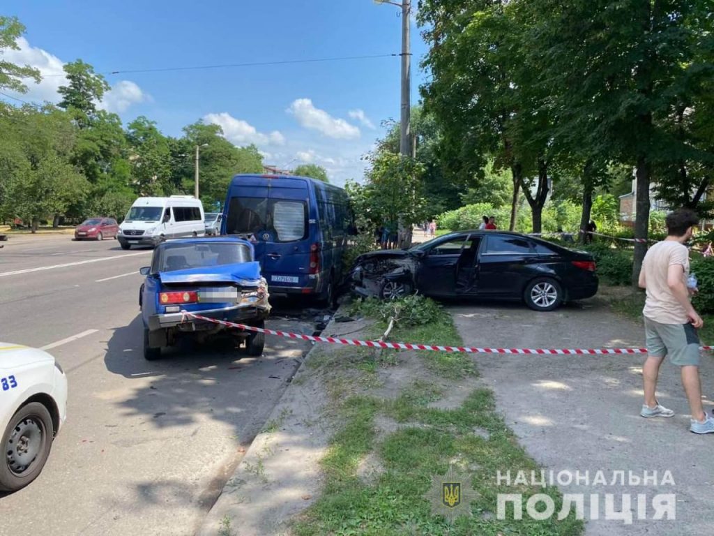 В Харькове водитель легковушки протаранил припаркованные авто и наехал на пешехода (фото)