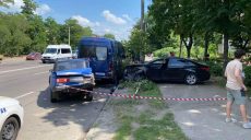 В Харькове водитель легковушки протаранил припаркованные авто и наехал на пешехода (фото)