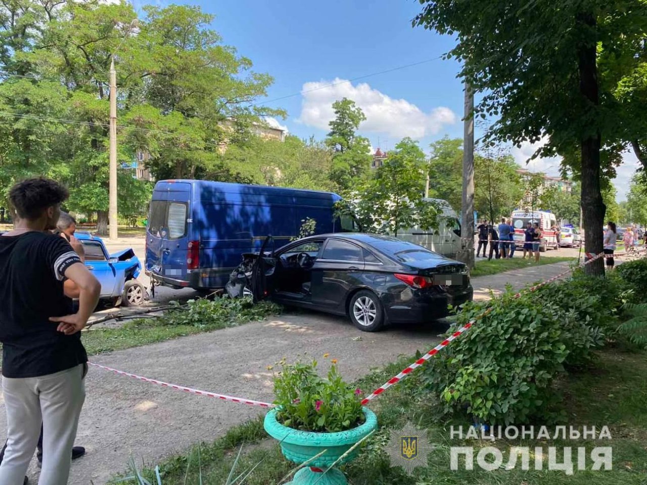 В Харькове легковушку откинуло на припаркованные авто и женщину-пешехода - фото 4