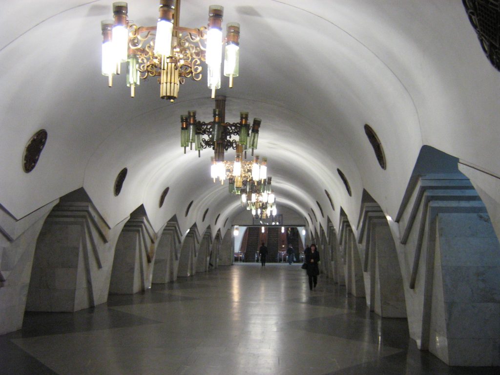 На станции харьковского метро принесли мешки с песком: подземка готовится к непогоде