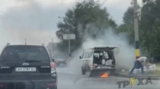 В Харькове посреди улицы загорелся микроавтобус (видео)