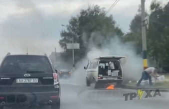 В Харькове посреди улицы загорелся микроавтобус (видео)