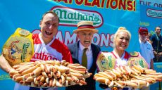 За 10 минут — 76 хот-догов: американец стал мировым рекордсменом в поедании «горячих собак» (видео)