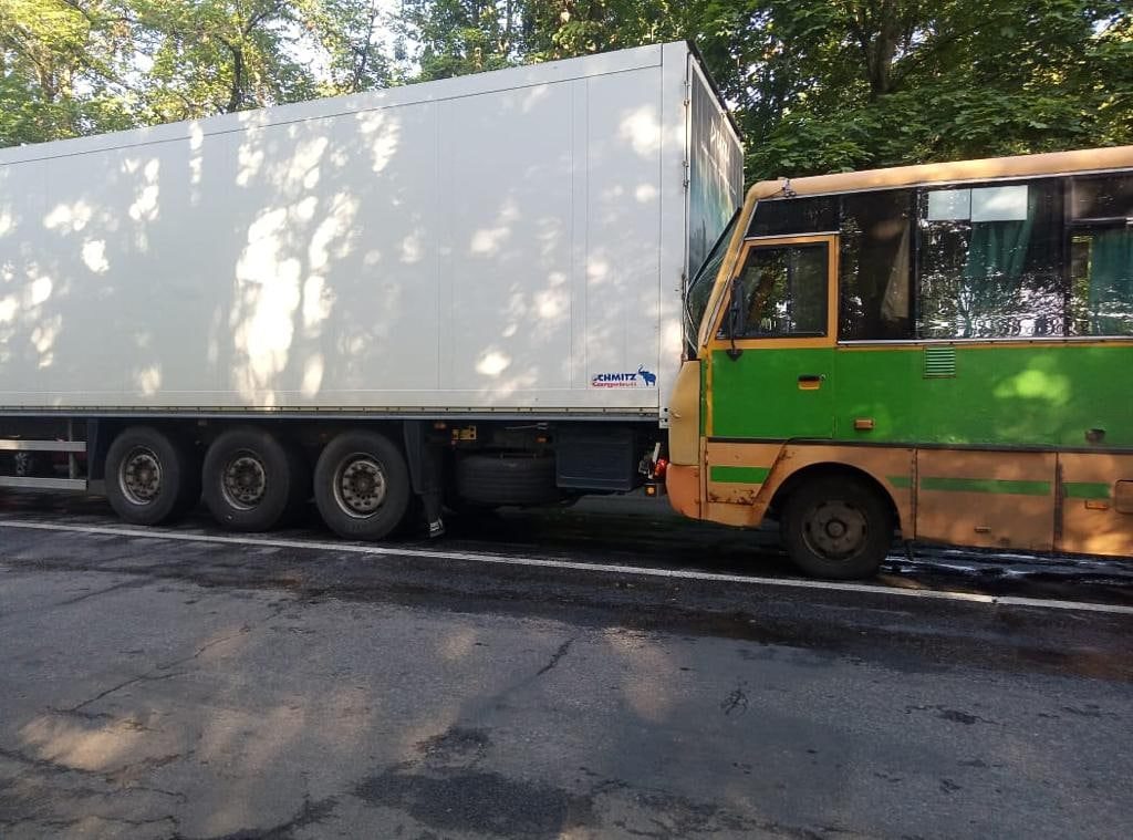 На трассе Харьков-Симферополь автобус въехал в грузовик: пострадали три женщины (фото)