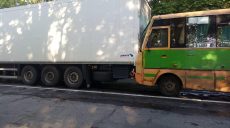 На трассе Харьков-Симферополь автобус въехал в грузовик: пострадали три женщины (фото)