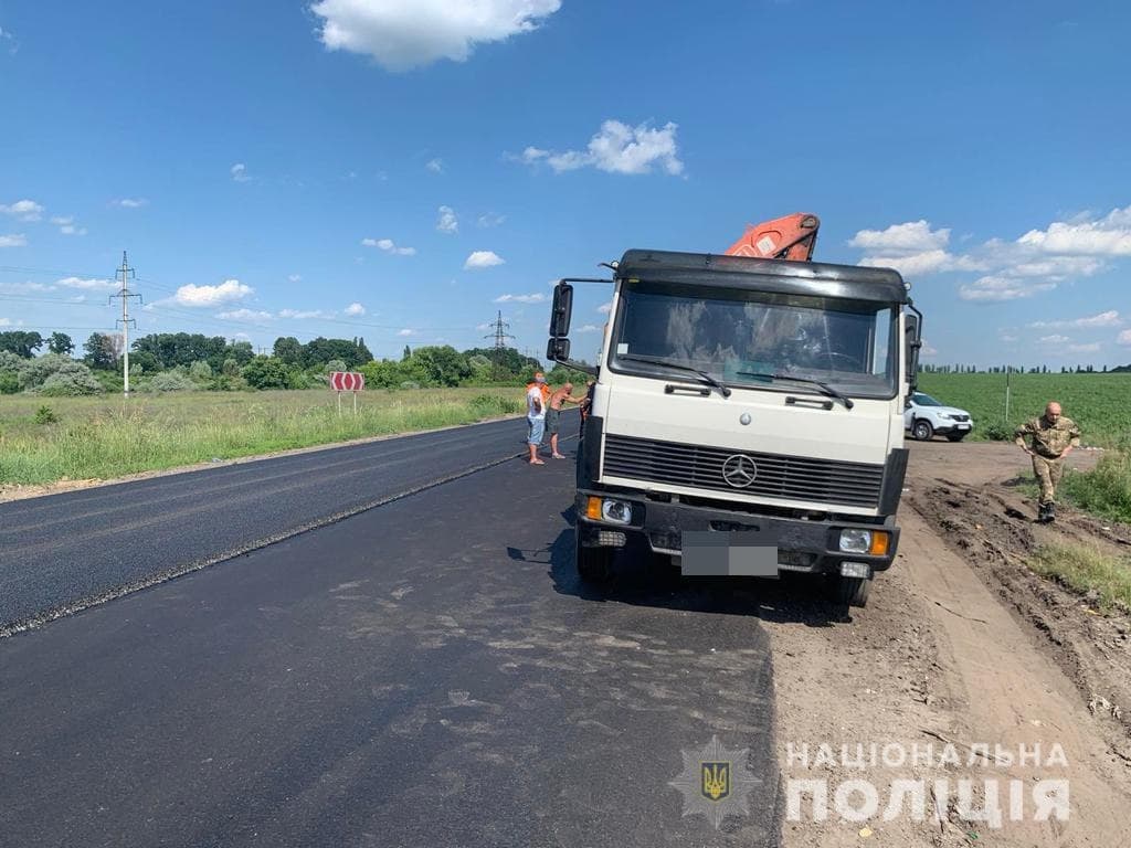 В Харьковском районе возле поселка Безлюдовка камаз наехал на сотрудника дорожной службы - фото 2