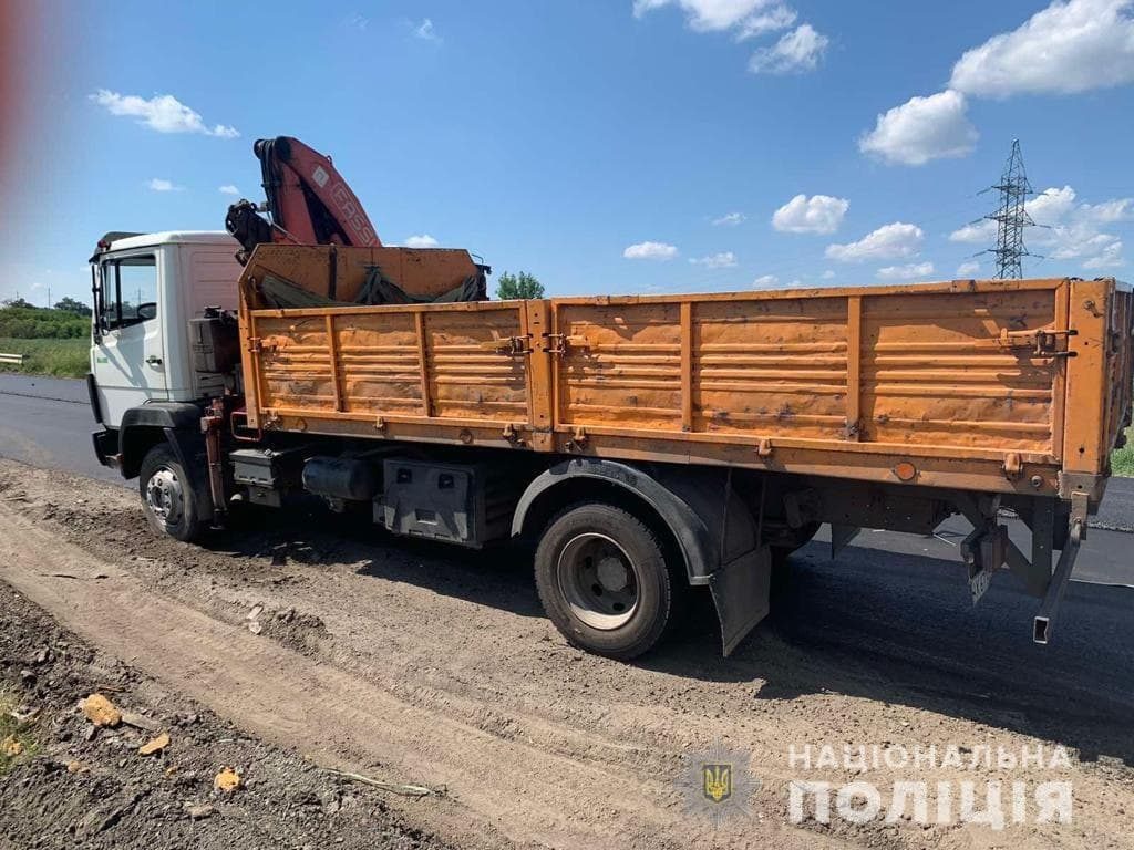 В Харьковском районе грузовик наехал на рабочего (фото)