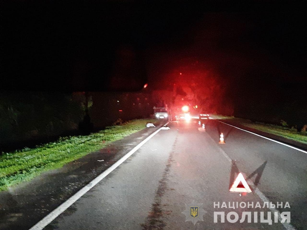 На Харьковщине грузовик задавил пешехода: полиция устанавливает личность погибшего (фото)