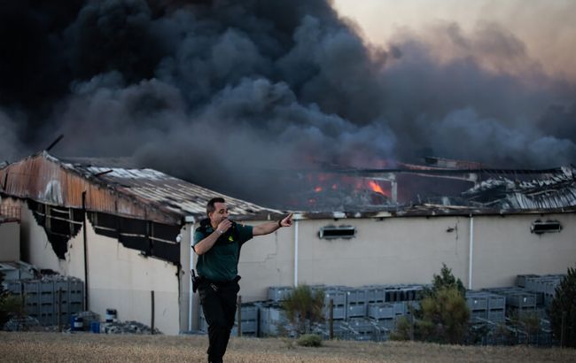 На юге Испании вторые сутки тушат пожар: горят склады с хамоном (фото, видео)