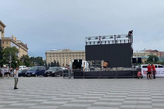 Конкурсы, аквагрим и футбол: на площади Свободы заработала фан-зона