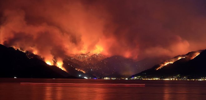 Провинции Турции стали зонами бедствия из-за пожаров, огонь добрался до курортов (фото, видео)
