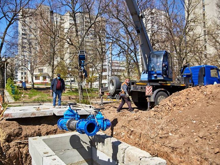 5 бригад «Харьковводоканала» ремонтируют водовод в Новобаварском районе