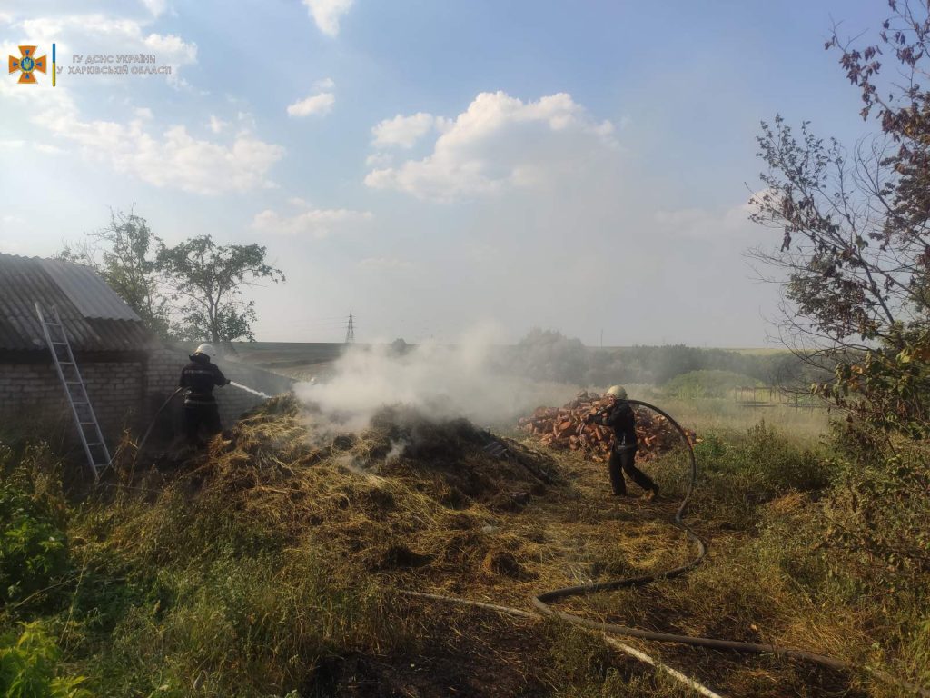 На Харьковщине сгорело более 300 тюков сена (фото)