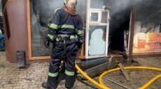 Спасатели потушили пожар в киоске полуфабрикатов в Харькове (фото)