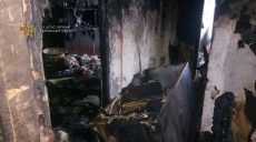 На Харьковщине 20 человек эвакуировали из горящей девятиэтажки, среди них были дети (фото)