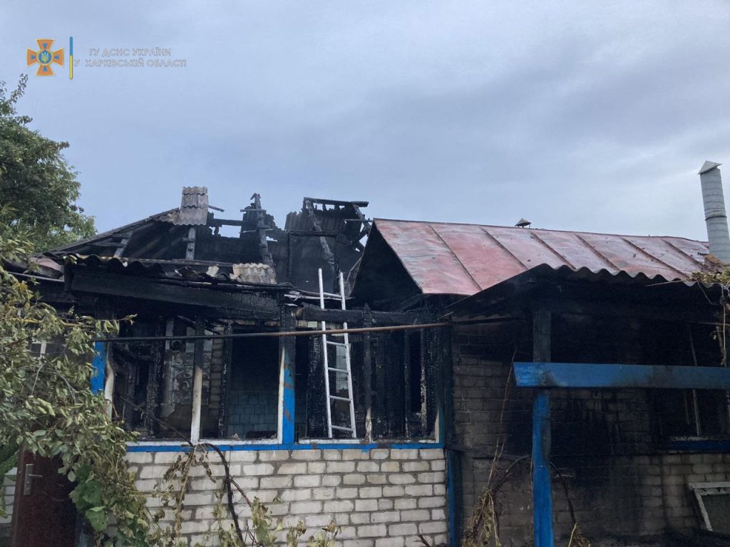 Дом сгорел, хозяева пострадали: ЧП в Харьковской области (фото)