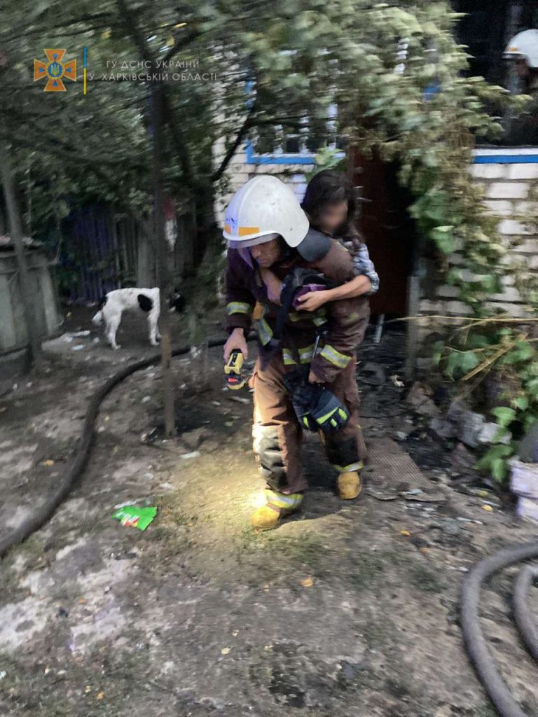 На пожаре в Харьковской области спасли женщину