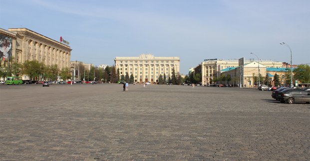 На площади Свободы начали подготовку к праздникам: центр города перекроют до конца августа