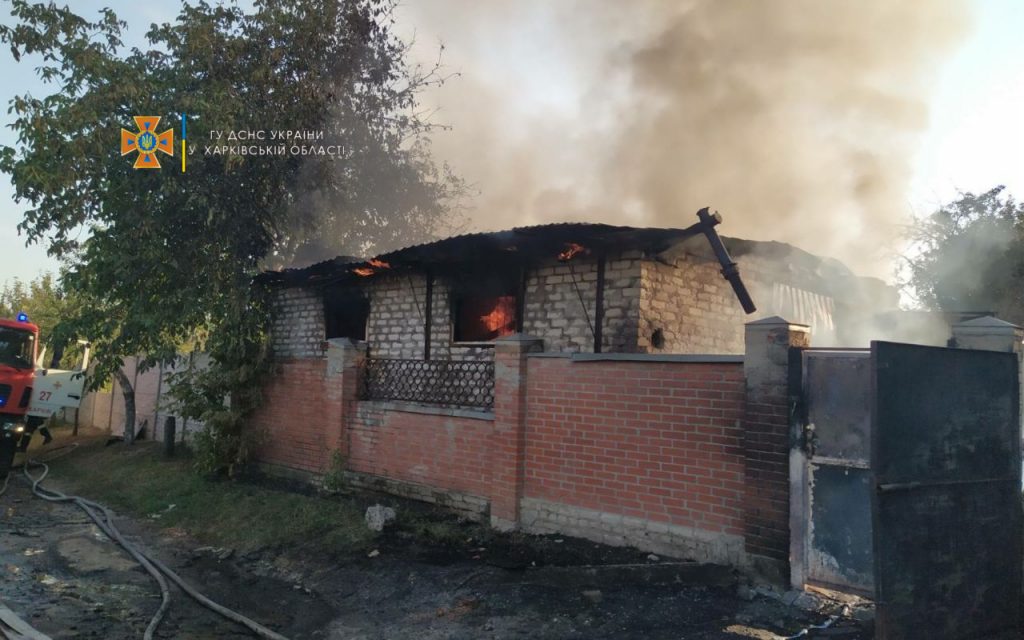 В Харькове сгорел гараж и три автомобиля в нем (фото)